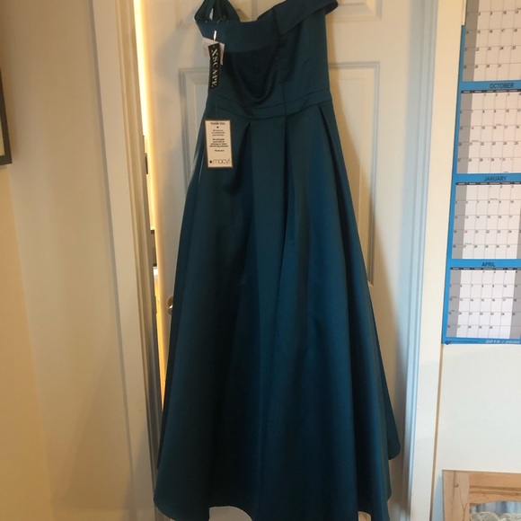 Size 8 Xscape Gown - Picture 4 of 8